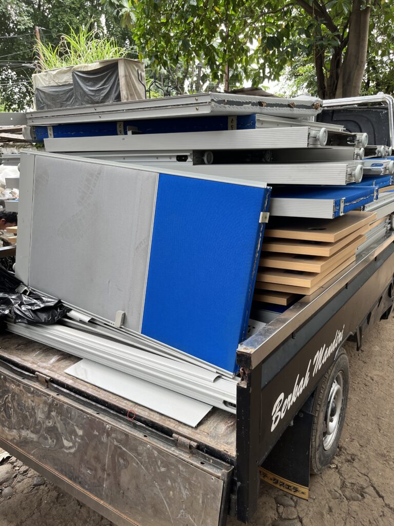 Jual Beli Meja Kantor Besi & Partisi Bekas – Terima Borongan & Lelang Jakarta
